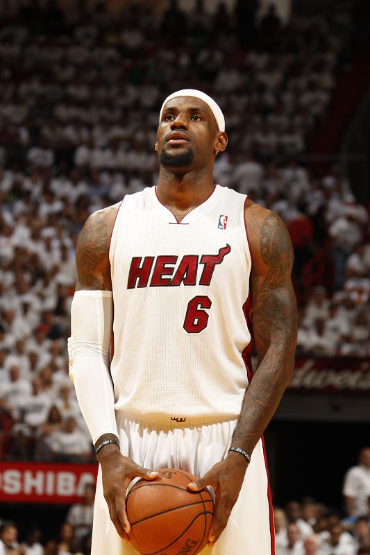 韩国杯战报：李昇祐加时赛制胜+染红，全北2-1光州夺冠（韩国杯：李昇祐加时绝杀后染红，全北2-1击退光州捧杯）