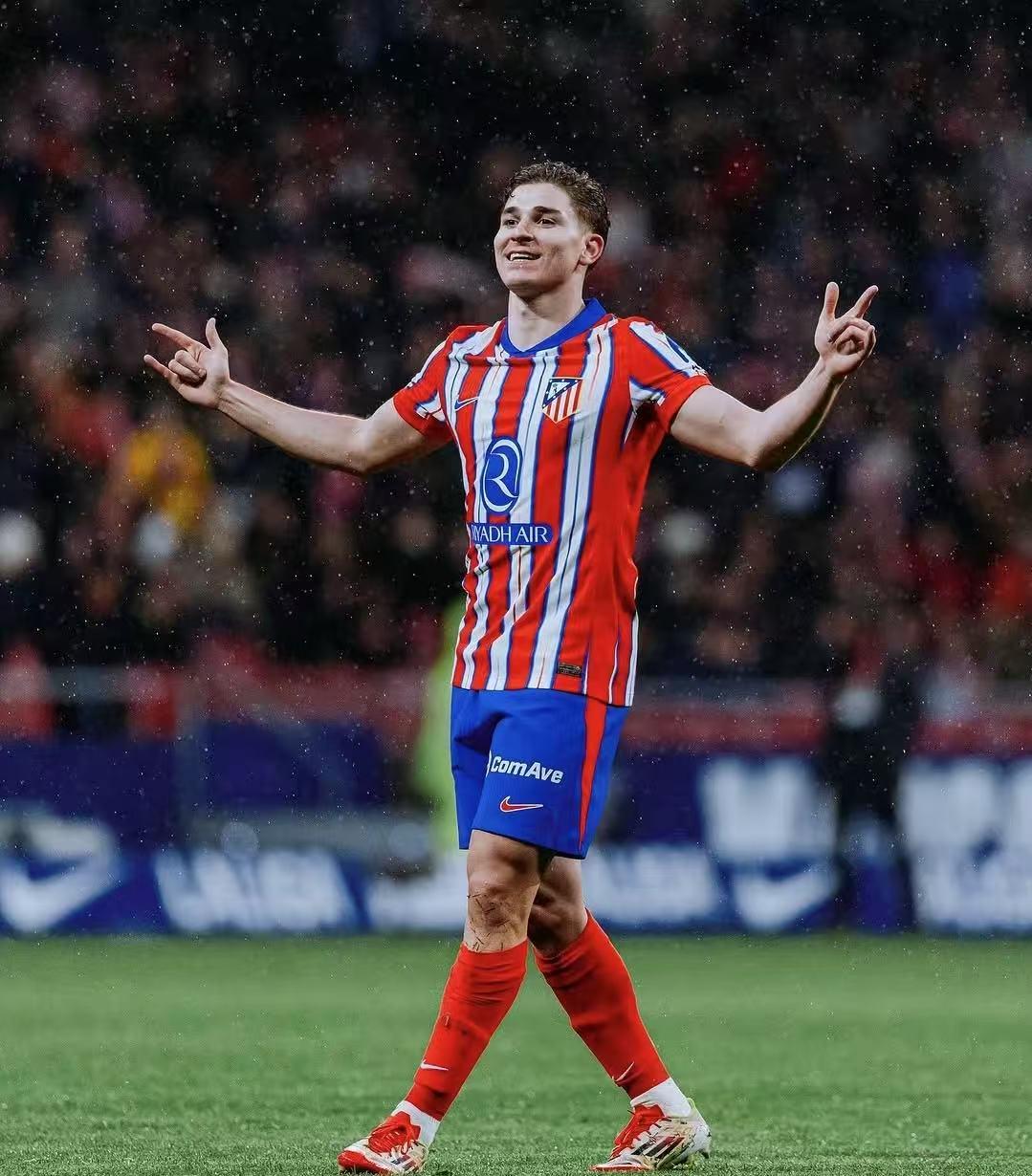 原曼联青年队球员目前正在卖蛋糕，他是小麦、拉什福德前队友（昔日曼联青训球员改行卖蛋糕，曾与小麦、拉什福德同队）