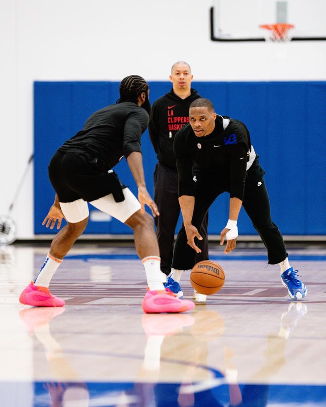 曼联前锋齐尔克泽面临转会，俱乐部对其持开放态度，但仍在培养塞斯科，寻求锋线补充，转会市场激烈争夺中。（曼联或放行齐尔克泽：继续培养塞斯科并补强锋线，转会市场鏖战正酣）