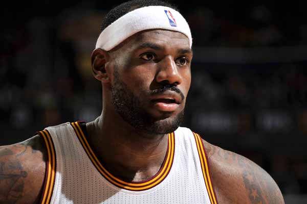 巴萨4人面临黄牌停赛风险：卡萨多、德容、费尔明和亚马尔（巴萨四将接近停赛边缘：卡萨多、德容、费尔明与亚马尔均差一黄）