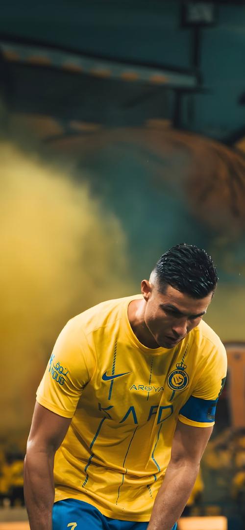 詹姆斯时隔14年再次来蓉，现场表白“我太爱成都了”，球迷冒雨齐聚万象城集体高呼“LBJ”