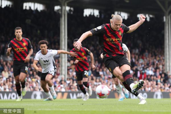 恐怖慎入，加纳国脚弗朗西斯在与日本友谊赛中小腿遭90度弯曲（惊险一幕：加纳国脚弗朗西斯在与日本的友谊赛中小腿重伤）